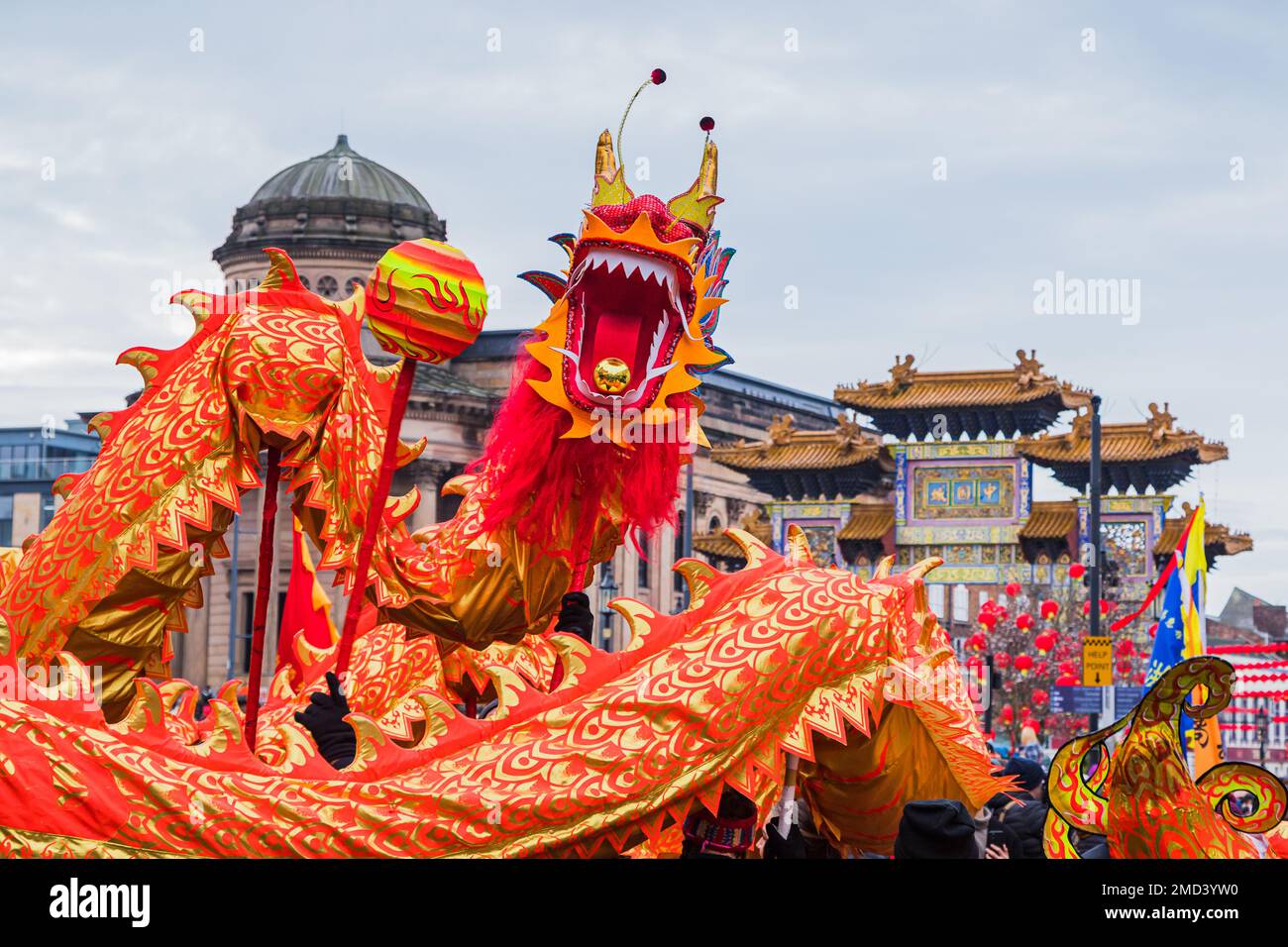 Primo piano del drago splendidamente decorato che esegue la sua tradizionale danza cinese di Capodanno a Liverpool visto nel gennaio 2023. Foto Stock
