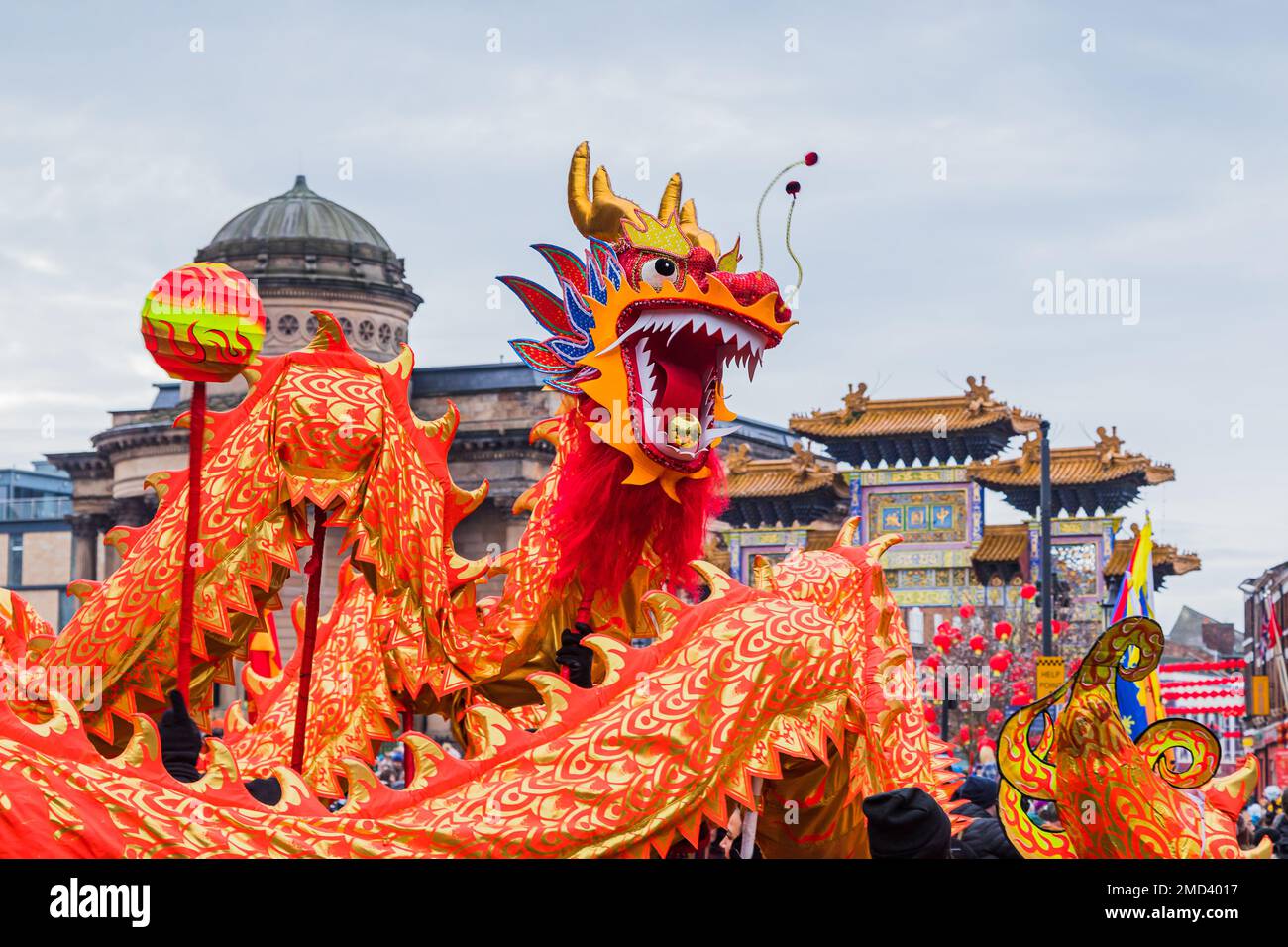 Primo piano del drago splendidamente decorato che esegue la sua tradizionale danza cinese di Capodanno a Liverpool visto nel gennaio 2023. Foto Stock