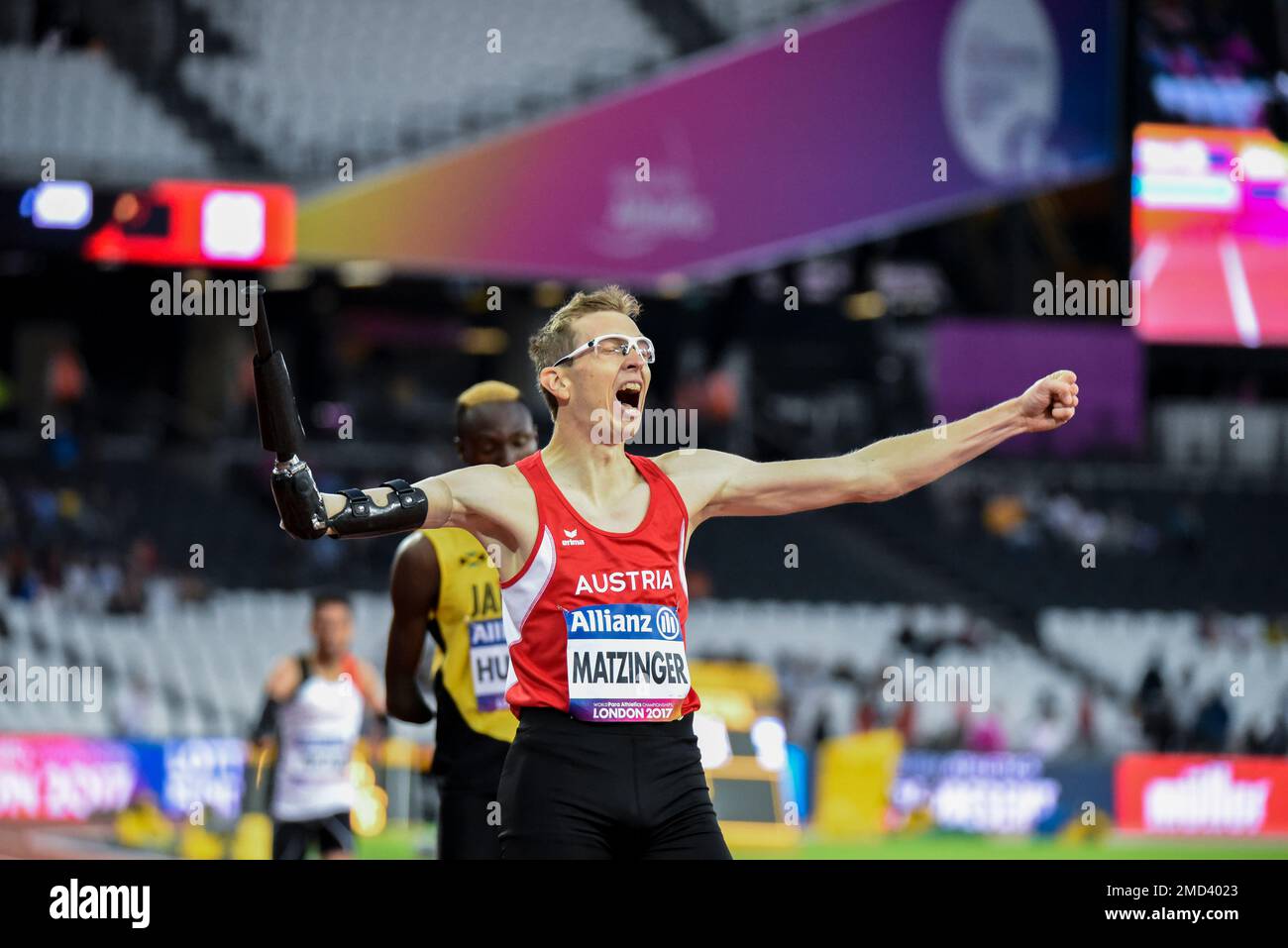 Gunther Matzinger festeggia dopo aver vinto nel T47 400m al Campionato Mondiale di Para Athletics 2017, London Stadium, Regno Unito. Atleta para austriaco Foto Stock