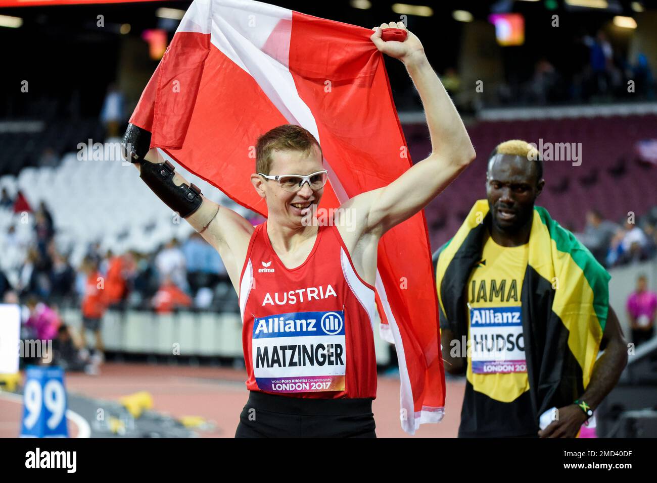 Gunther Matzinger festeggia dopo aver vinto la T47 400m al Campionato Mondiale di Para Athletics 2017, London Stadium, Regno Unito. Atleta para austriaco Foto Stock