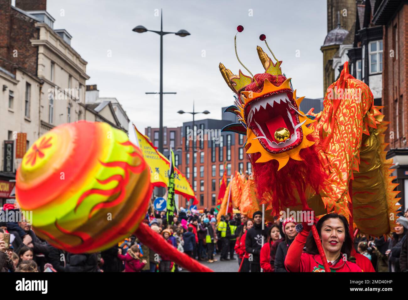 Danza del drago durante l'anno delle celebrazioni del coniglio a Liverpool durante la tradizionale parata cinese di Capodanno nel gennaio 2023. Foto Stock