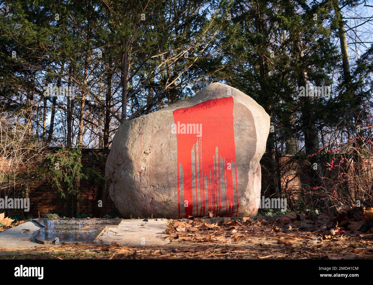 19 gennaio 2023, Berlino: L'Afrikastein (ex Hererestein) al cimitero di Columbiadamm è stato segnato con vernice rossa da persone sconosciute qualche tempo fa. La pietra commemora sette soldati tedeschi morti nell'allora colonia (protettorato) dell'Africa sudorientale tedesca. L'Impero tedesco fu il potere coloniale in quella che era allora l'Africa sudoccidentale tedesca dal 1884 al 1915 e mise giù le ribellioni con spargimento di sangue. Durante la guerra di Herero e Nama dal 1904 al 1908, vi è stato omicidio di massa, che è considerato il primo genocidio del 20th ° secolo. Foto: Hauke Schröder/dpa-Zentralbild/dpa Foto Stock