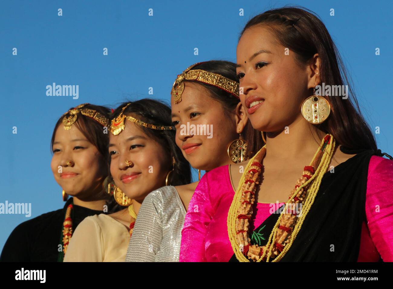 Kathmandu, Nepal. 22nd Jan, 2023. Il 22 gennaio 2023 a Kathmandu, Nepal. Donne della comunità tamang vestite di abbigliamento culturale partecipano alla festa culturale 'Soman Lhosar'. Il festival 'Soman Lhosar' inizia con un botto sulla seconda luna nuova dopo il solstizio d'inverno Mean, mentre questo festval viene celebrato ogni anno dalla comunità Tamang su Magh acclamando il calendario nepalese. (Foto di Abhishek Maharjan/Sipa USA) Credit: Sipa USA/Alamy Live News Foto Stock