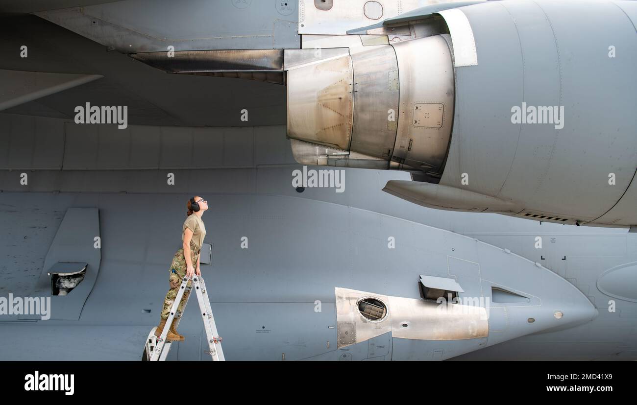 Il Senior Airman Grace Tupper, un capo equipaggio del 172nd Maintenance Group, Jackson, Mississippi, ispeziona un motore C-17 Globemaster III dopo un addestramento di rifornimento aereo presso la Air Station Barber’s Point, Hawaii, 12 luglio 2022. I membri del 183rd Airlift Squadron, del 172nd Maintenance Group e della 186th Air Refueling Wing sono tornati di recente dalle Hawaii dopo aver partecipato a un training che ha dato prova delle competenze necessarie per mantenere la missione globale della 172nd Airlift Wing in funzione senza intoppi. STATI UNITI Air National Guard foto di staff Sgt. Jared Bounds. Foto Stock