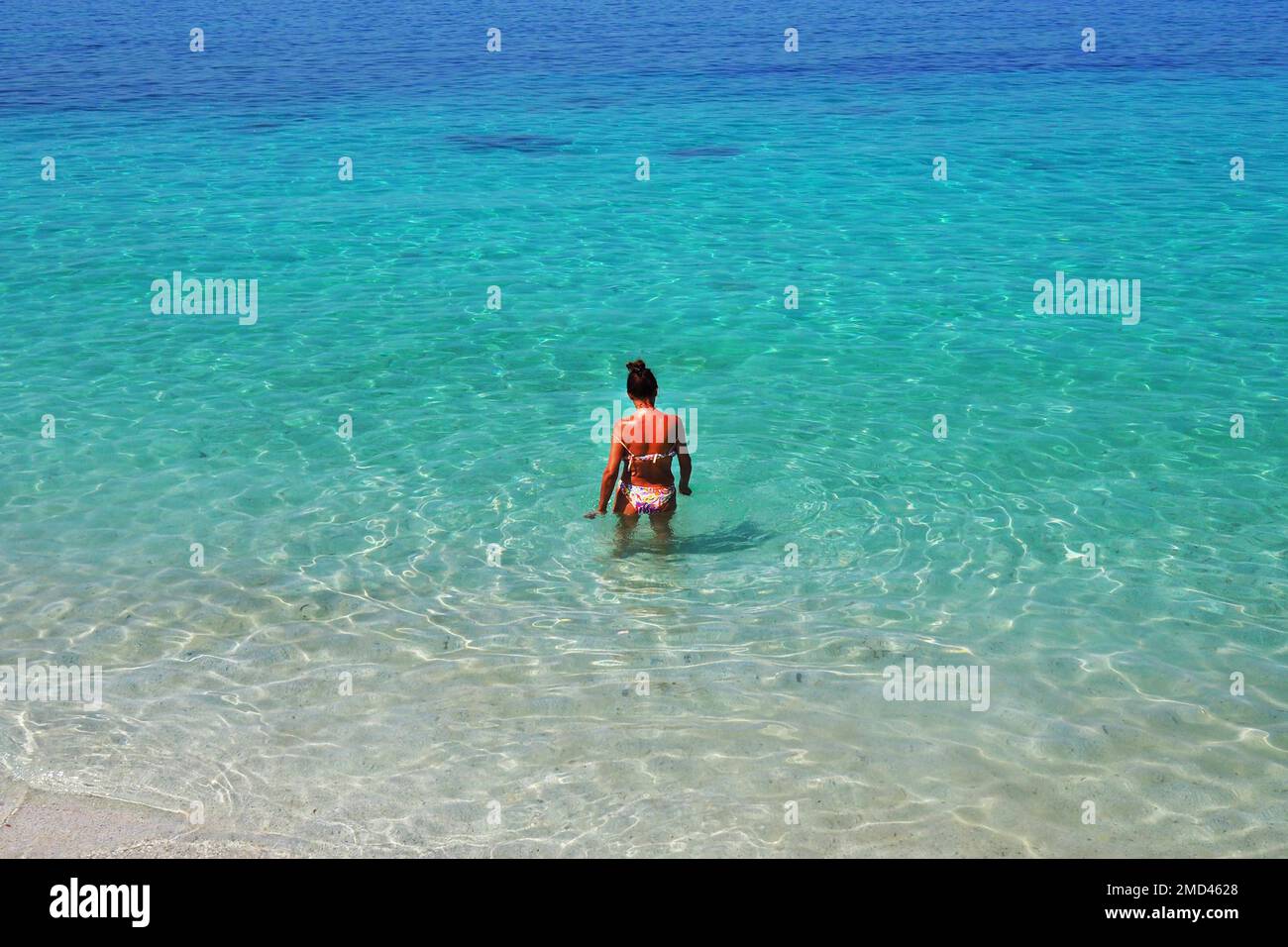 Donna nel bel mare della Sardegna, Italia Foto Stock