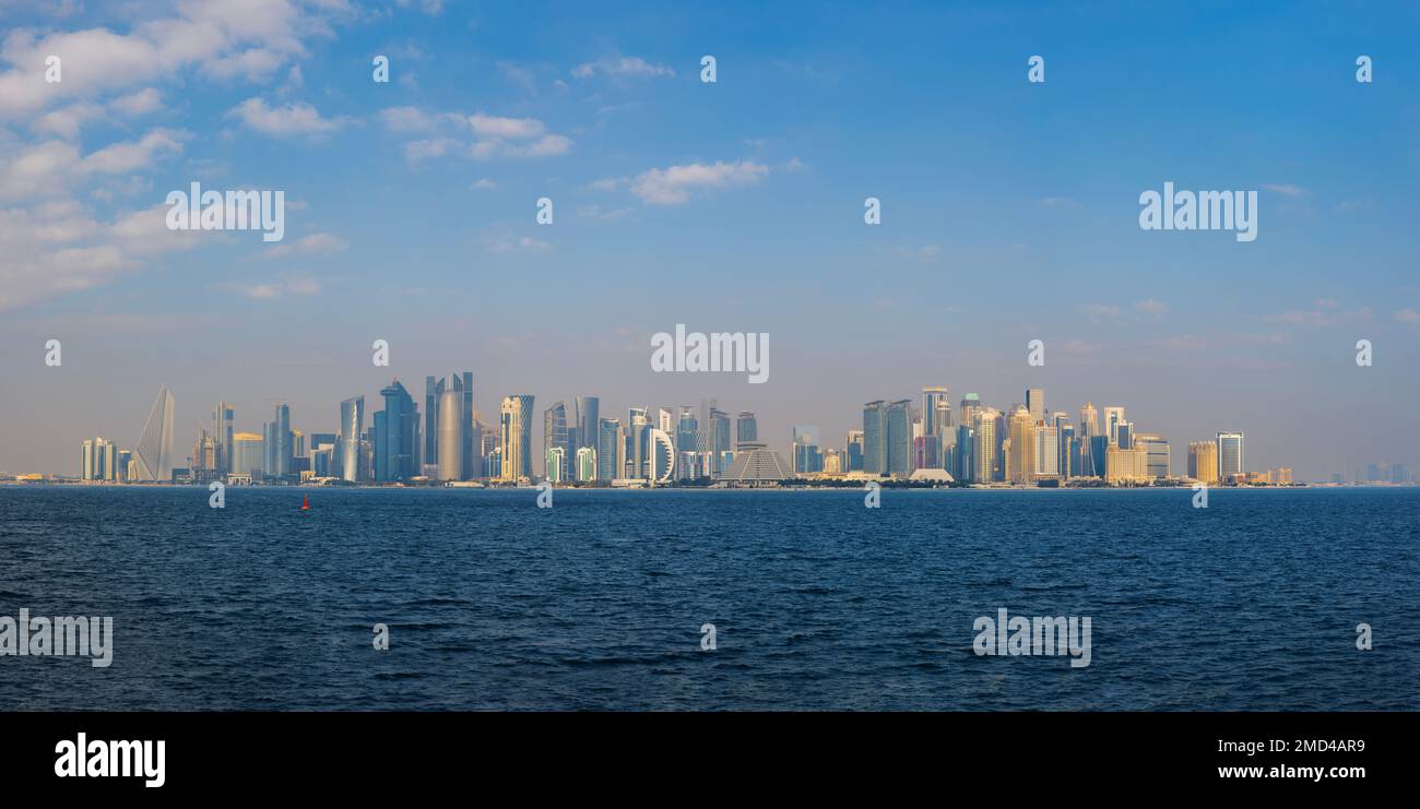 Skyline di Doha e porto delle navi da crociera 20-01-2023 Doha Qatar Foto Stock