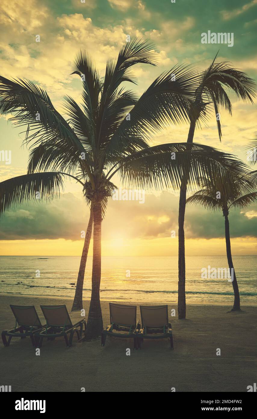Spiaggia tropicale al tramonto, concetto di vacanza estiva, tonalità di colore applicato. Foto Stock
