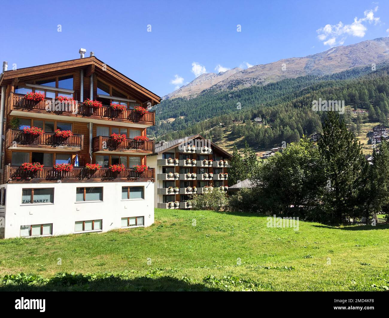 Zermatt, Svizzera - Settembre 15,2018: edificio di appartamenti nel centro storico di Zermatt Foto Stock