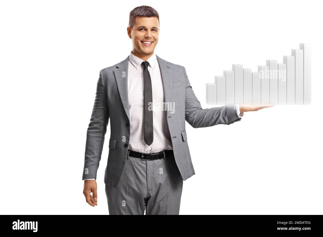 Giovane uomo in tuta e cravatta sorridendo e tenendo in mano un grafico a barre isolato su sfondo bianco Foto Stock
