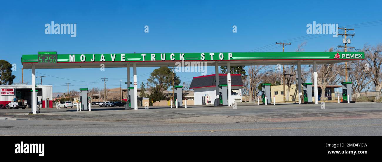PEMEX, Petroleos Mexicanos, stazione di servizio mostrata in una giornata di sole a Mojave, California. Foto Stock