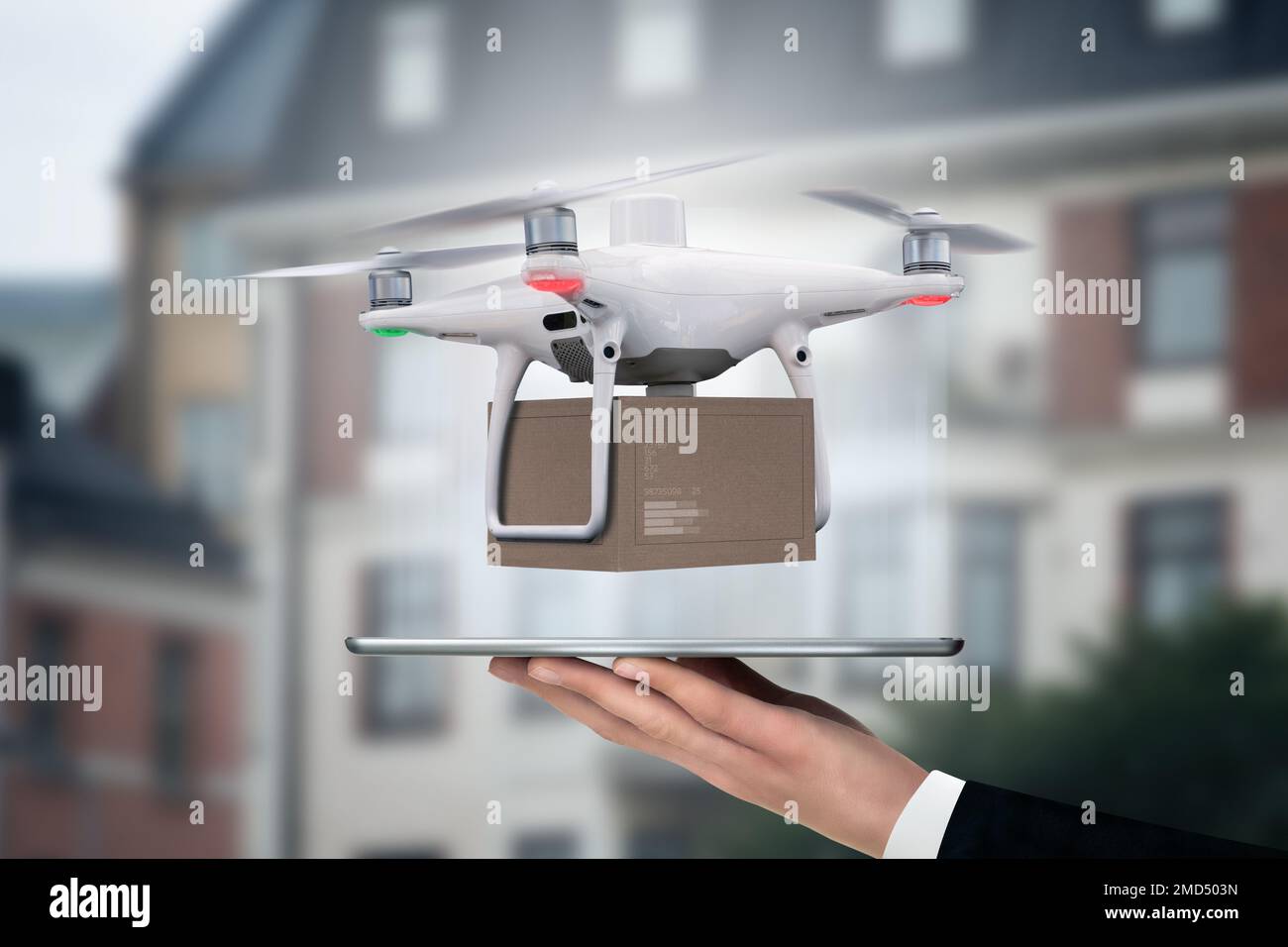 Un uomo d'affari ha un tablet digitale con drone di consegna Foto Stock