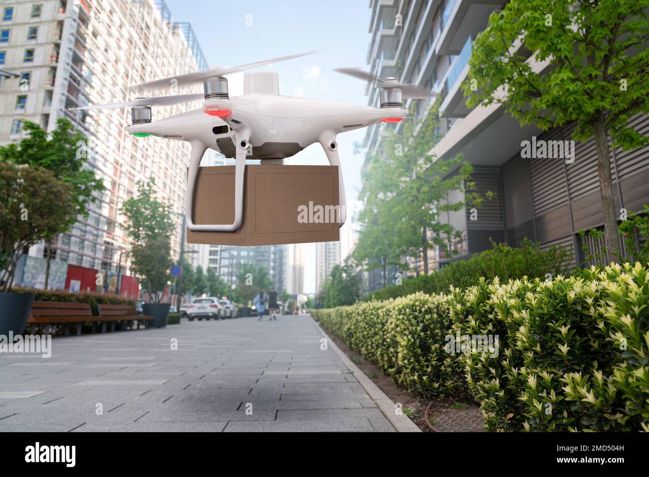 Drone con un pacchetto. Concetto di consegna senza equipaggio Foto Stock