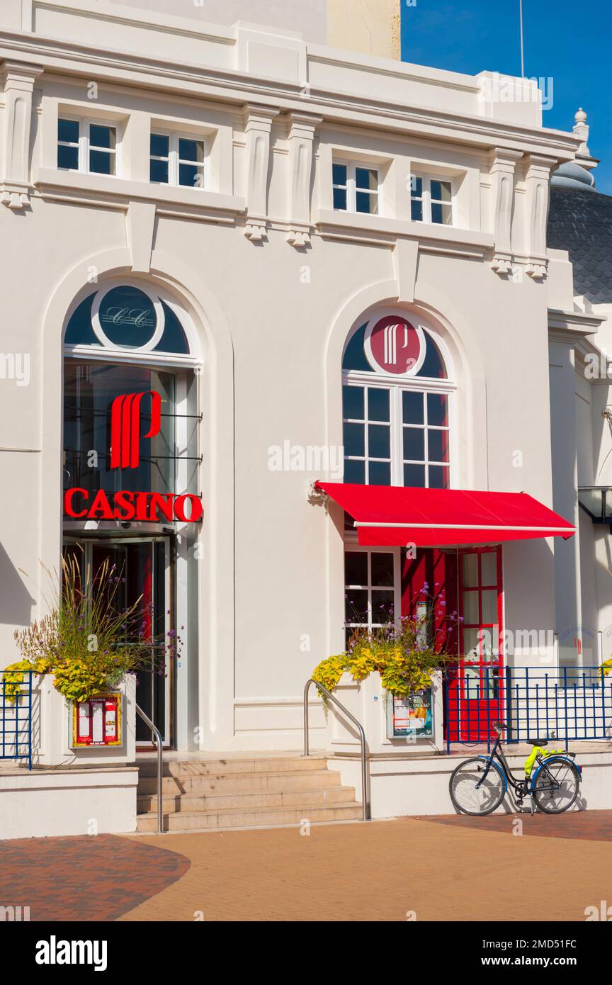 Francia, Calvados (14), Cabourg, Casinò con architettura tipica Belle Epoque Foto Stock