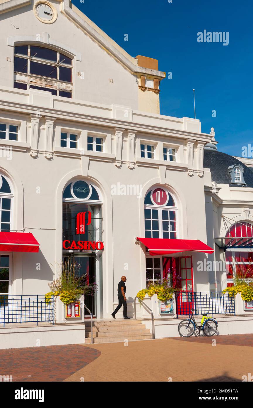 Francia, Calvados (14), Cabourg, Casinò con architettura tipica Belle Epoque Foto Stock