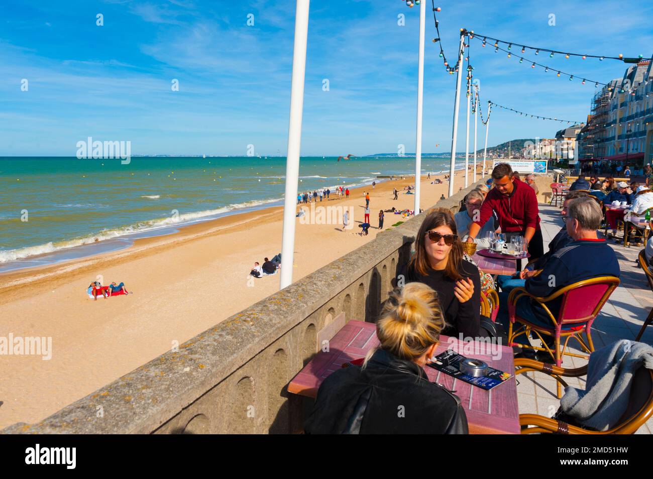 Francia, Calvados (14), Cabourg, Promenade Marcel Proust, terrazza con vista sulla spiaggia e la Manica Foto Stock