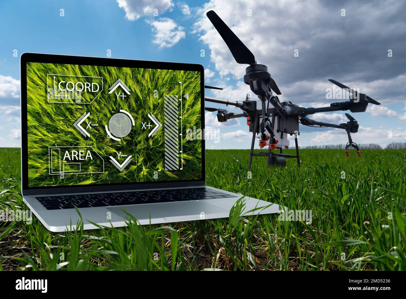 Irroratrice a droni e computer portatile. Azienda agricola intelligente Foto Stock