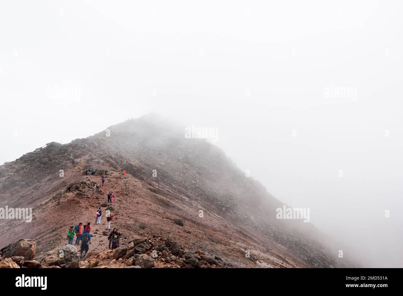 Gli escursionisti salgono nella nuvola sulla cima del Monte Norikura, Nagano, Giappone. Foto Stock