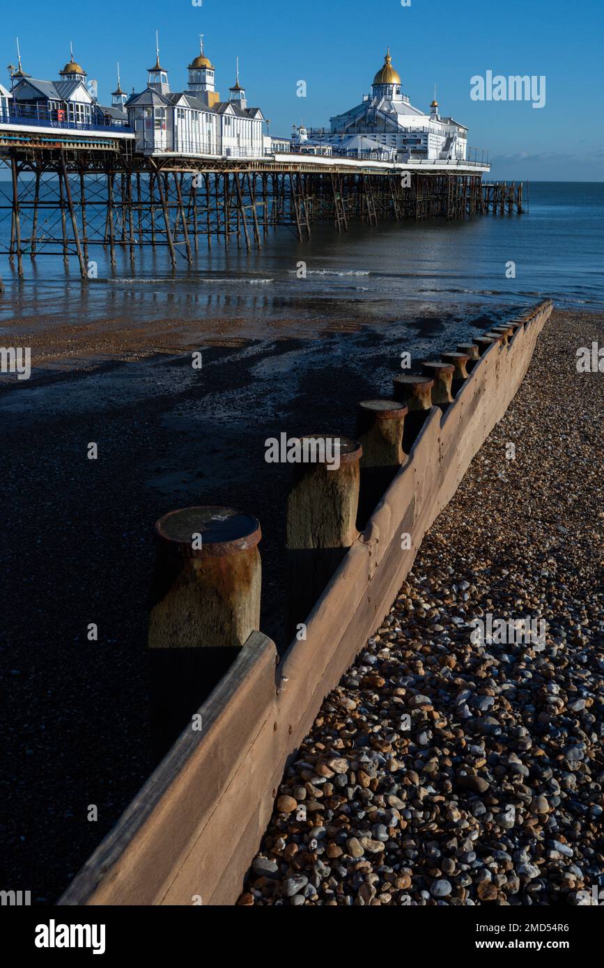 Eastbourne Pier, sulla costa meridionale della contea di East Sussex, in Inghilterra, Regno Unito. Foto Stock
