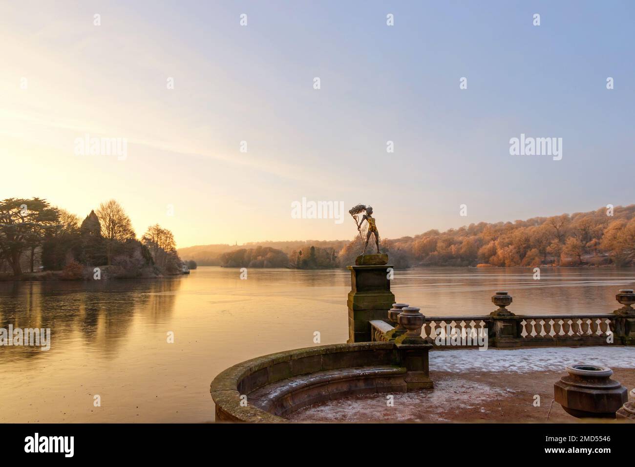 alba sul gelido panorama del lago Trentham e dei giardini con la fata della scultura in filo metallico di Robin Wright ai Trentham Gardens e al lago Stoke on Trent Staffs Foto Stock