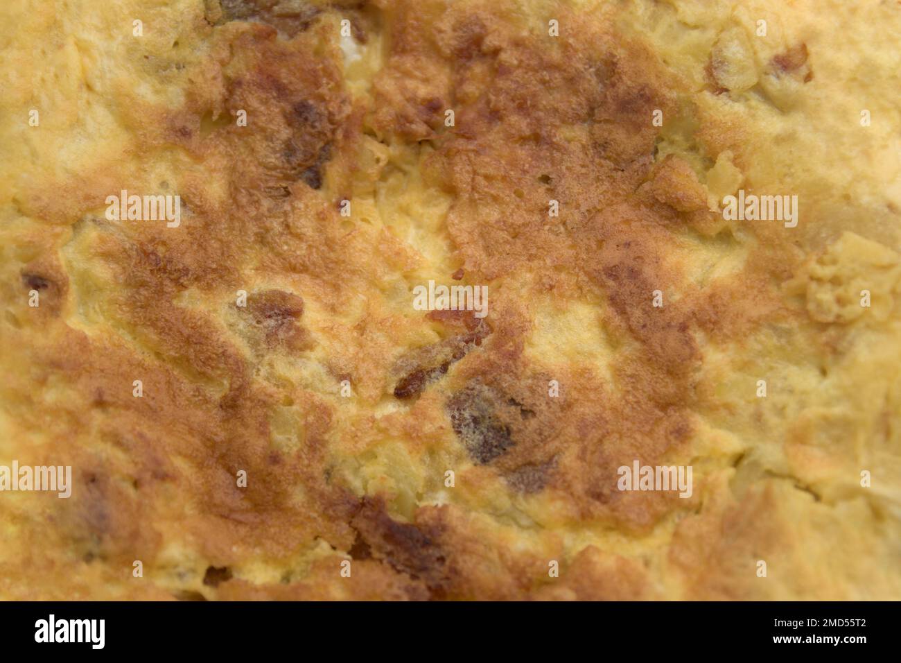 Immagine ravvicinata della superficie di una frittata di patate cotta vista dall'alto. Utile per esperienze culinarie e buongustai Foto Stock