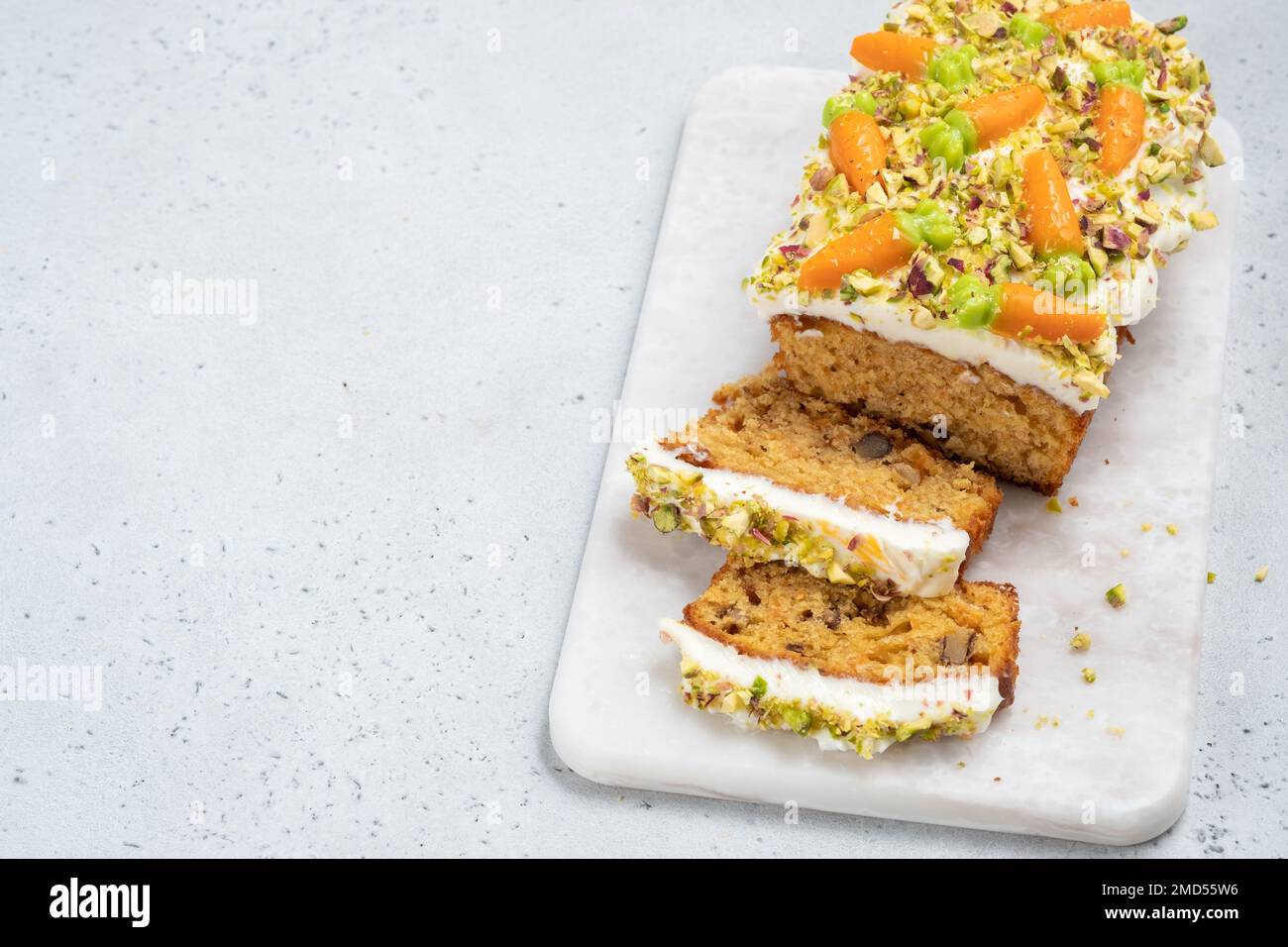 torta di carote con noci Foto Stock