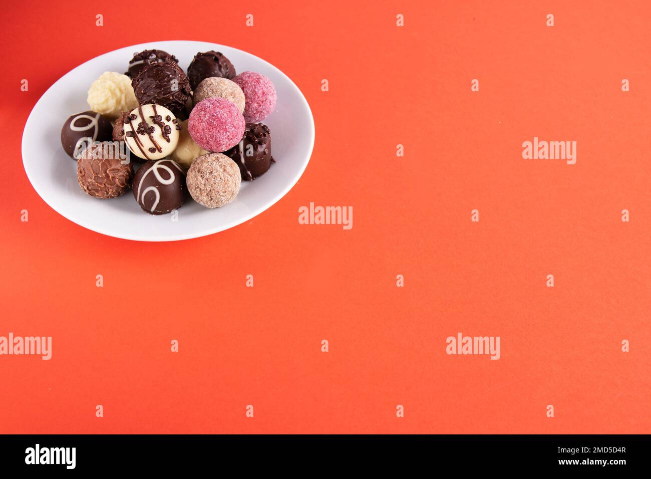 foto dolci al cioccolato in un piatto rotondo su uno sfondo colorato Foto Stock