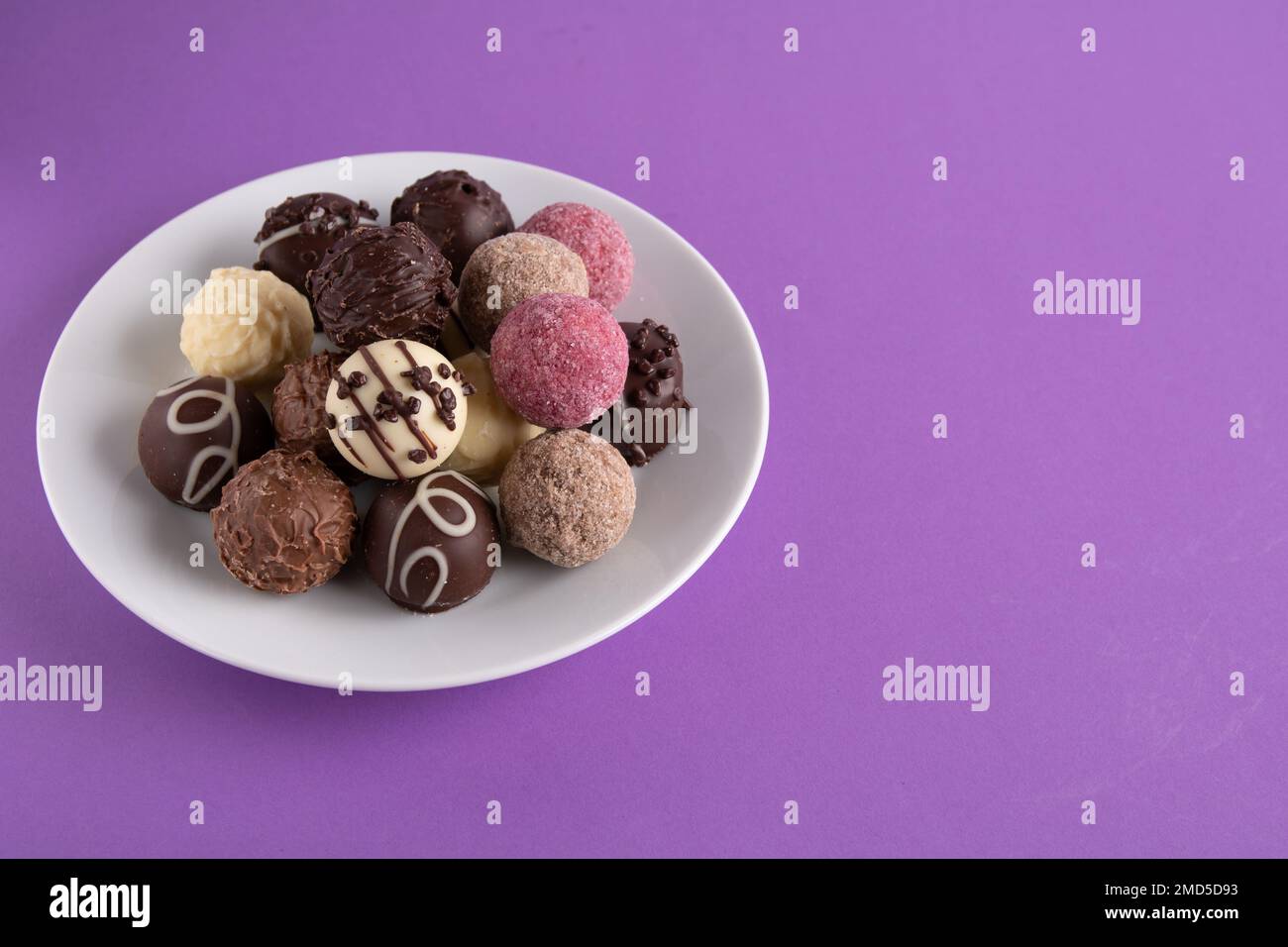 foto di diversi dolci a forma rotonda giacenti su un piatto bianco Foto Stock