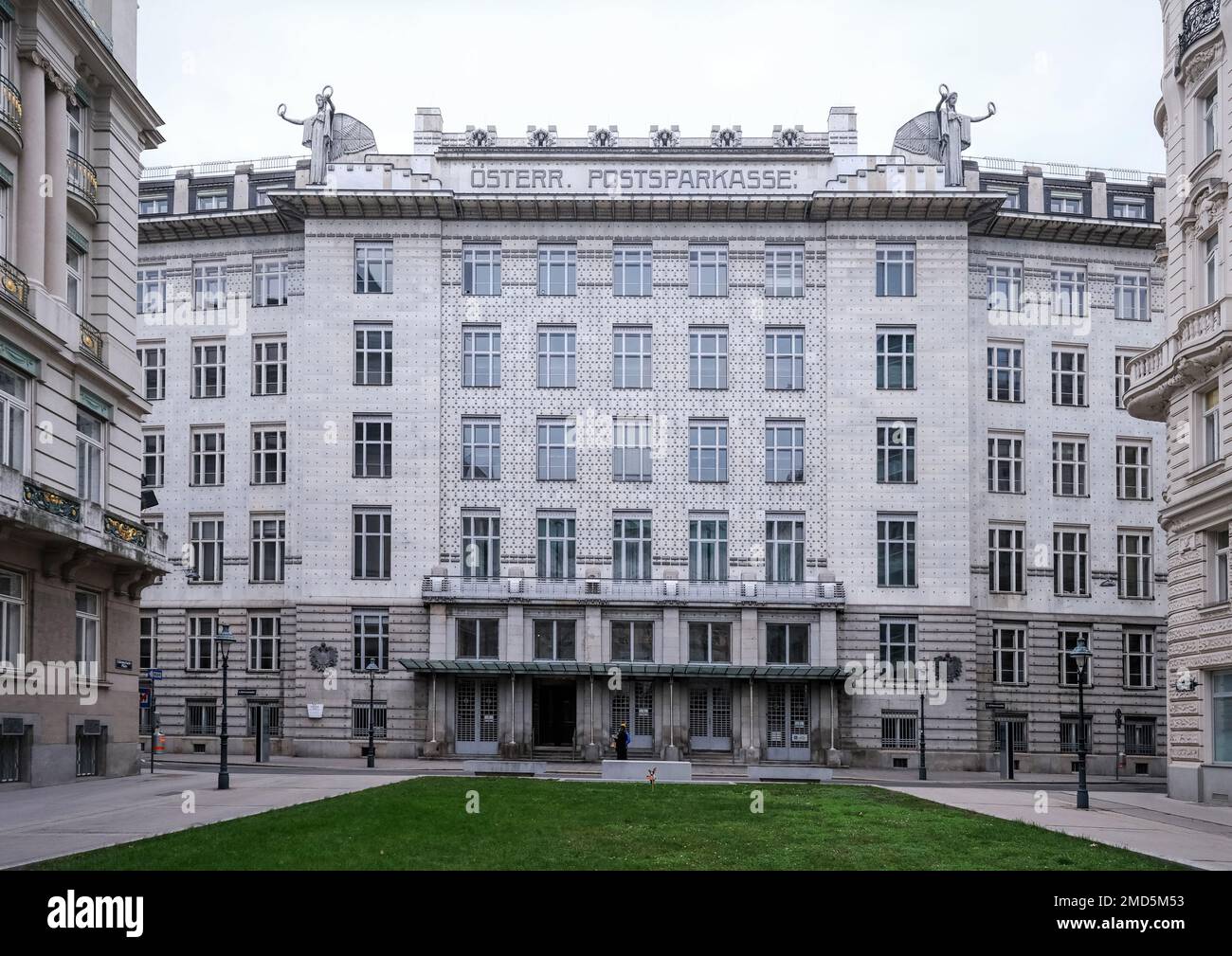 Vienna, Austria, dicembre 2019: Edificio storico della Cassa di risparmio postale austriaca. Progettato dal famoso architetto austriaco otto Wagner, completato Foto Stock