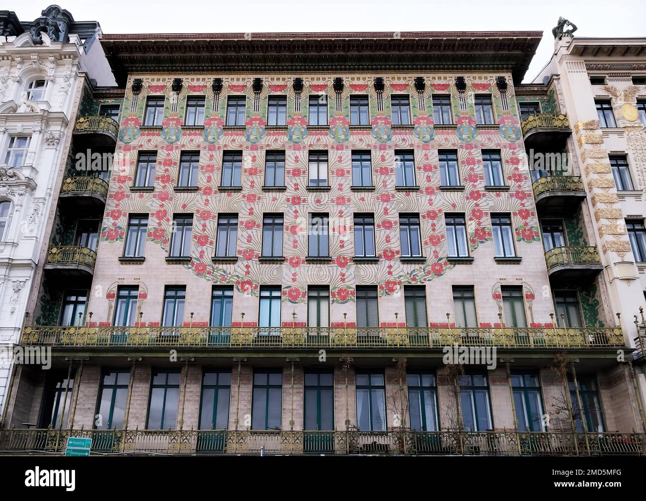 Vienna, Austria, 2019 dicembre: Dettaglio dalla facciata della Casa maiolica Majolikahaus di otto Wagner, 1898, Linke Wienzeile, secessione viennese art nouveau Foto Stock