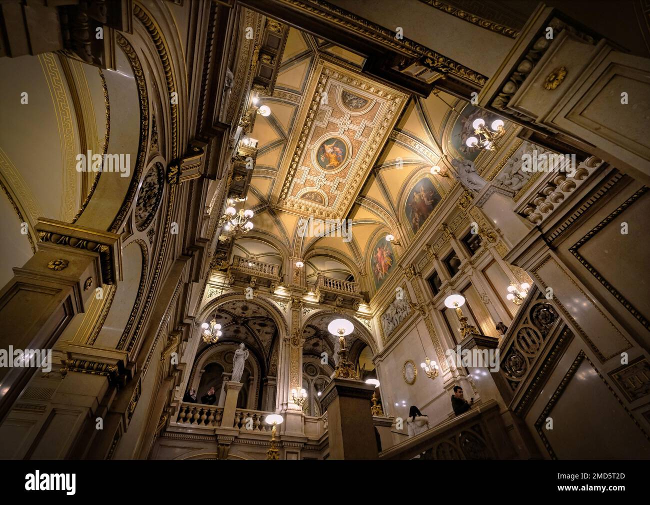 Vienna, Austria, 2019 dicembre: Foyer del Teatro dell'Opera di Vienna. Wiener Staatsoper Foto Stock