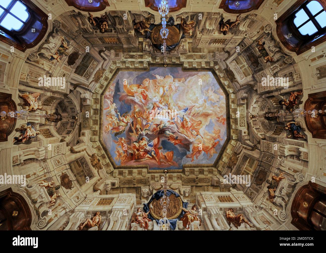 Vienna, Austria, 2022 dicembre: Ammirate lo splendido e bellissimo dipinto a soffitto di Carlo Carlone presso la Sala del marmo nell'Alto Palazzo Belvedere Foto Stock