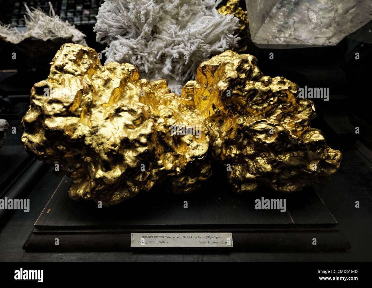 Vienna, Austria, 2019 dicembre: Campione d'oro gigante nella collezione di minerali e pietre nel Museo di Storia Naturale (Museo Naturhistorisches) Foto Stock