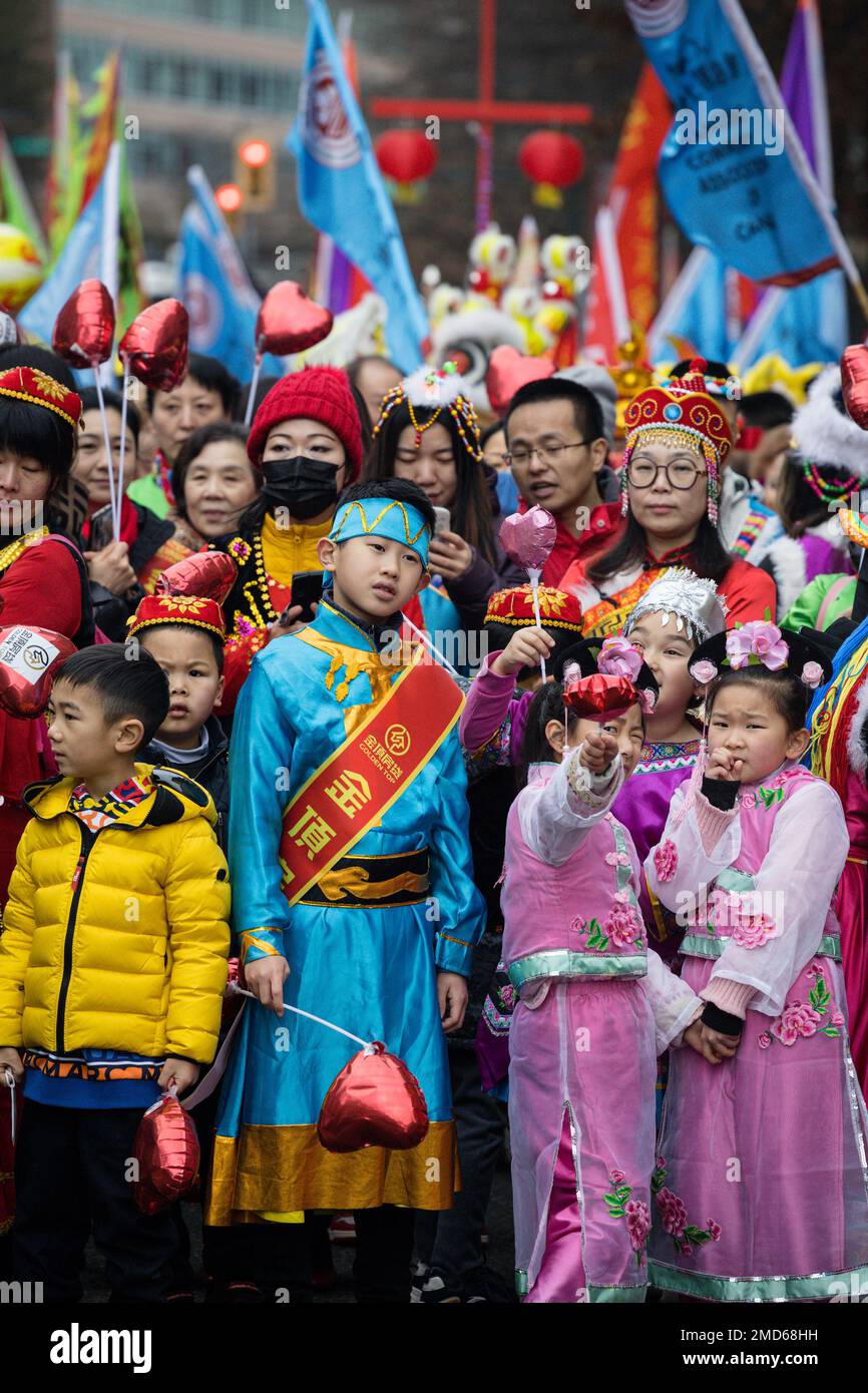 Vancouver, British Columbia, Canada. 22nd Jan, 2023. Le persone in attesa dell'inizio della sfilata del Chinatown Spring Festival a Vancouver, British Columbia. La sfilata ritorna dopo un periodo di due anni di pausa e aiuterà a inaugurare l'inizio del nuovo anno lunare. (Credit Image: © Ryan Walter Wagner/ZUMA Press Wire) SOLO PER USO EDITORIALE! Non per USO commerciale! Credit: ZUMA Press, Inc./Alamy Live News Foto Stock