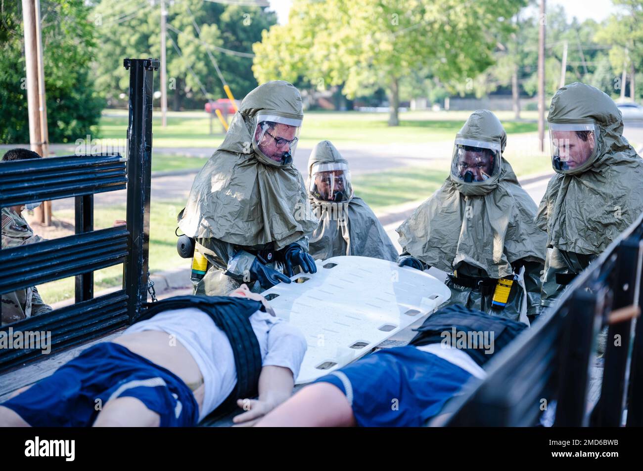 I militari del 2nd Medical Group posizionano un transfer board sotto un manichino di addestramento come parte di un esercizio di preparazione medica alla base dell'aeronautica militare di Barksdale, Louisiana, 13 luglio 2022. Le schede di trasferimento vengono utilizzate dal personale medico per spostare i pazienti in modo sicuro per brevi distanze. Foto Stock