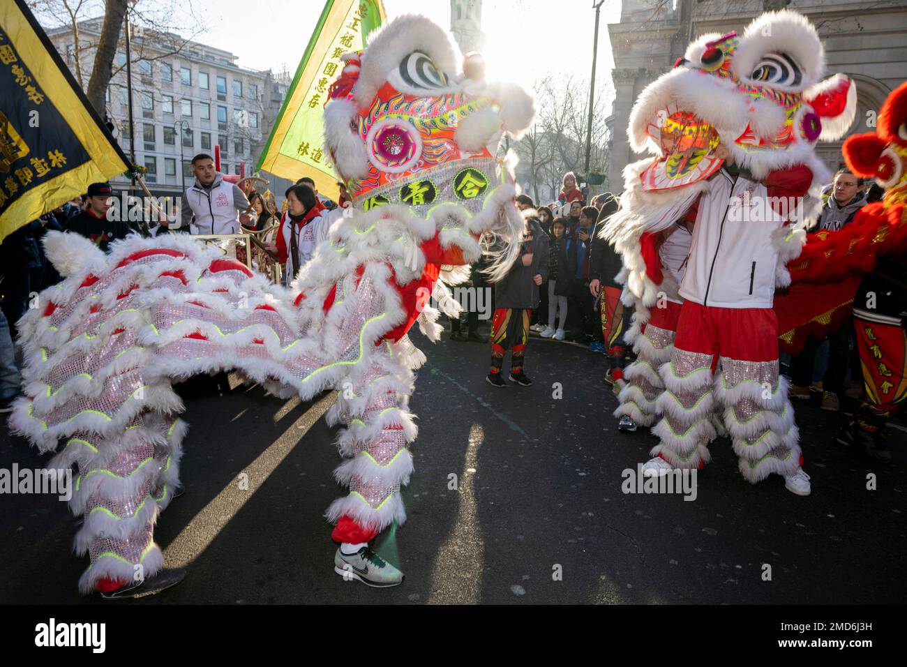 22 gennaio 2023. Londra, Regno Unito. I ballerini del drago e del leone prendono parte a una performance che celebra il Festival del Lunar Cinese primaverile e il Capodanno del coniglio a Chinatown. Foto di Ray Tang Foto Stock