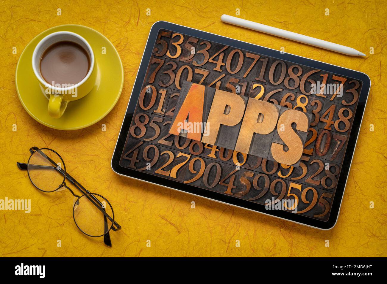 Le applicazioni (app) word in rilievografia vintage tipo di legno contro il numero sfondo su una tavoletta digitale con caffè - Concetto di software Foto Stock