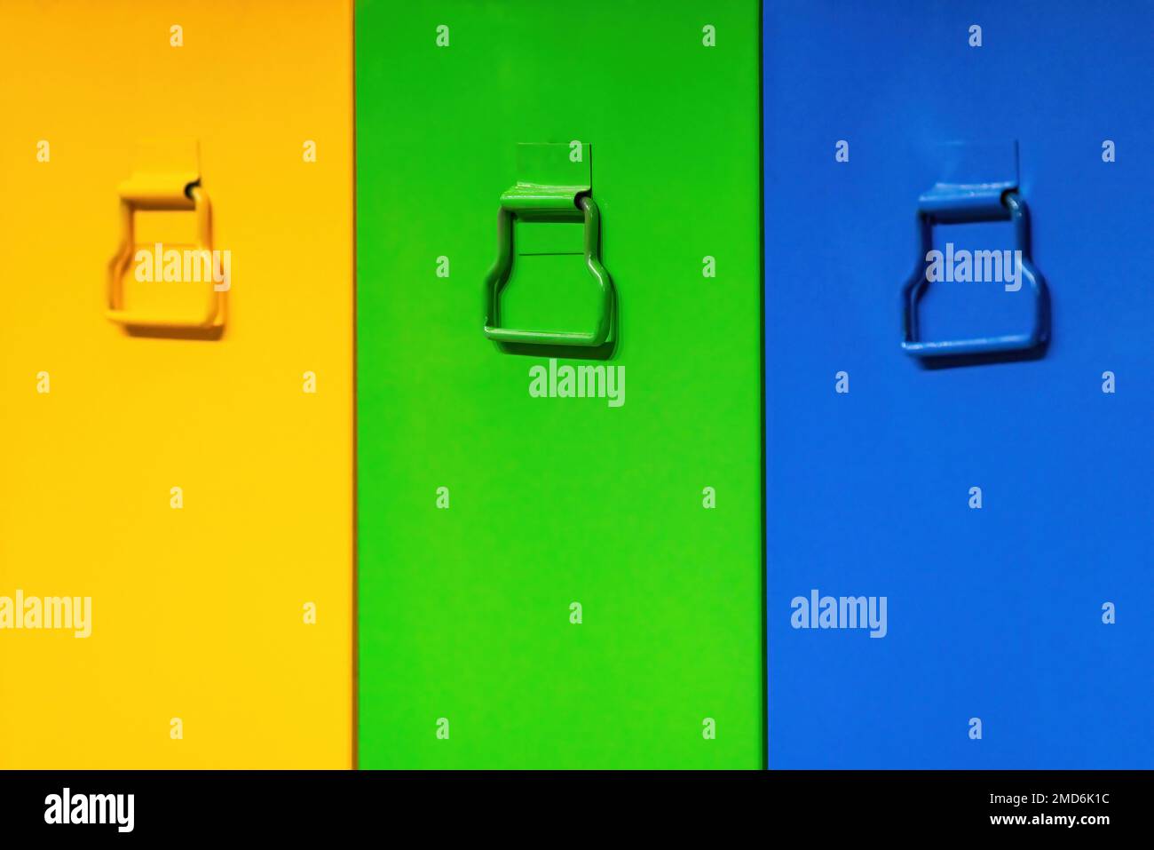 Sportelli per armadi gialli, verdi, di colore blu. Cassetti colorati e maniglie per cassetti. Foto Stock