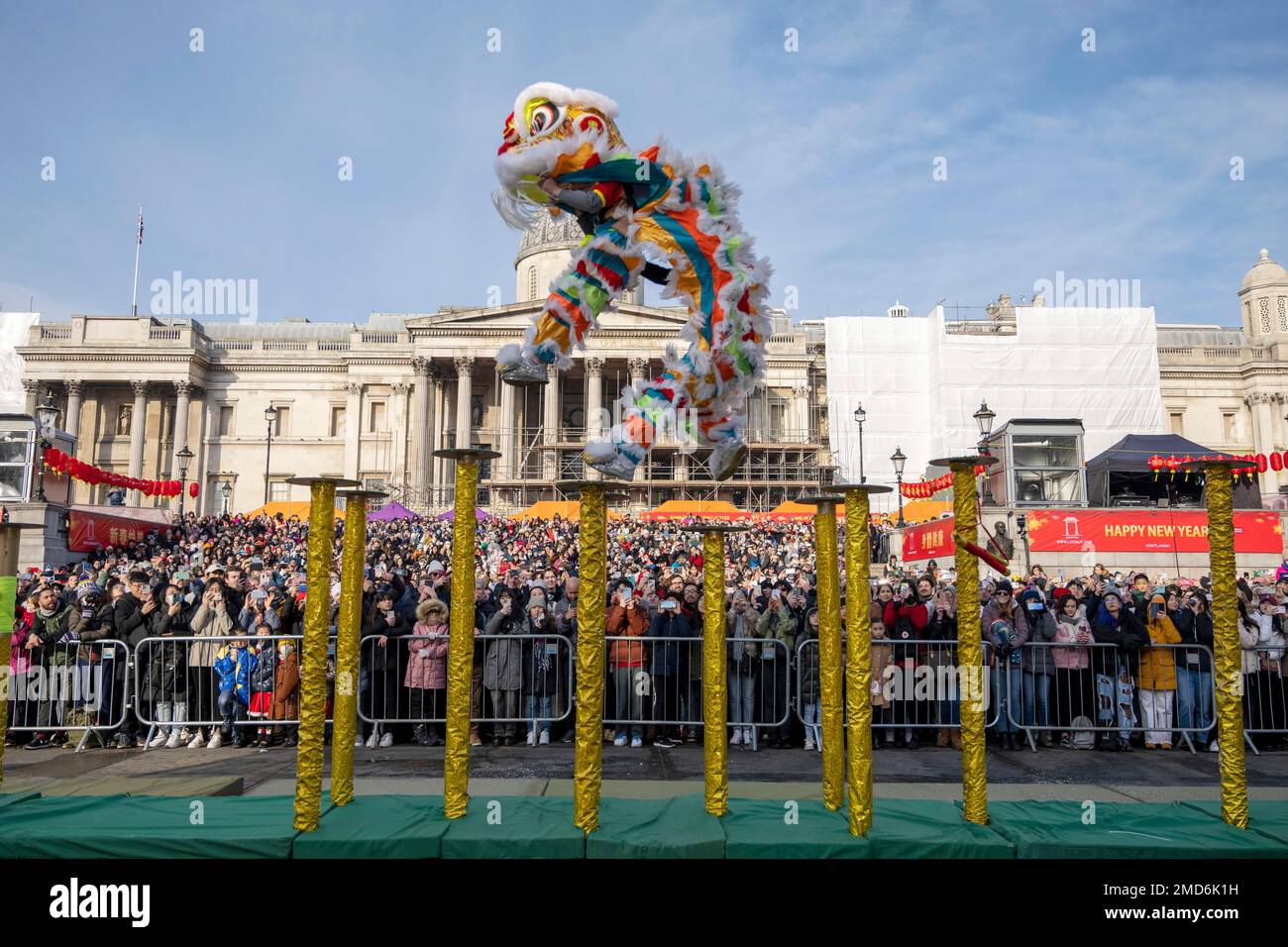 22 gennaio 2023. Londra, Regno Unito. I ballerini leoni partecipano a una performance che celebra il Festival del Lunar cinese primaverile e il Capodanno del coniglio in Trafalgar Square. Foto di Ray Tang Foto Stock