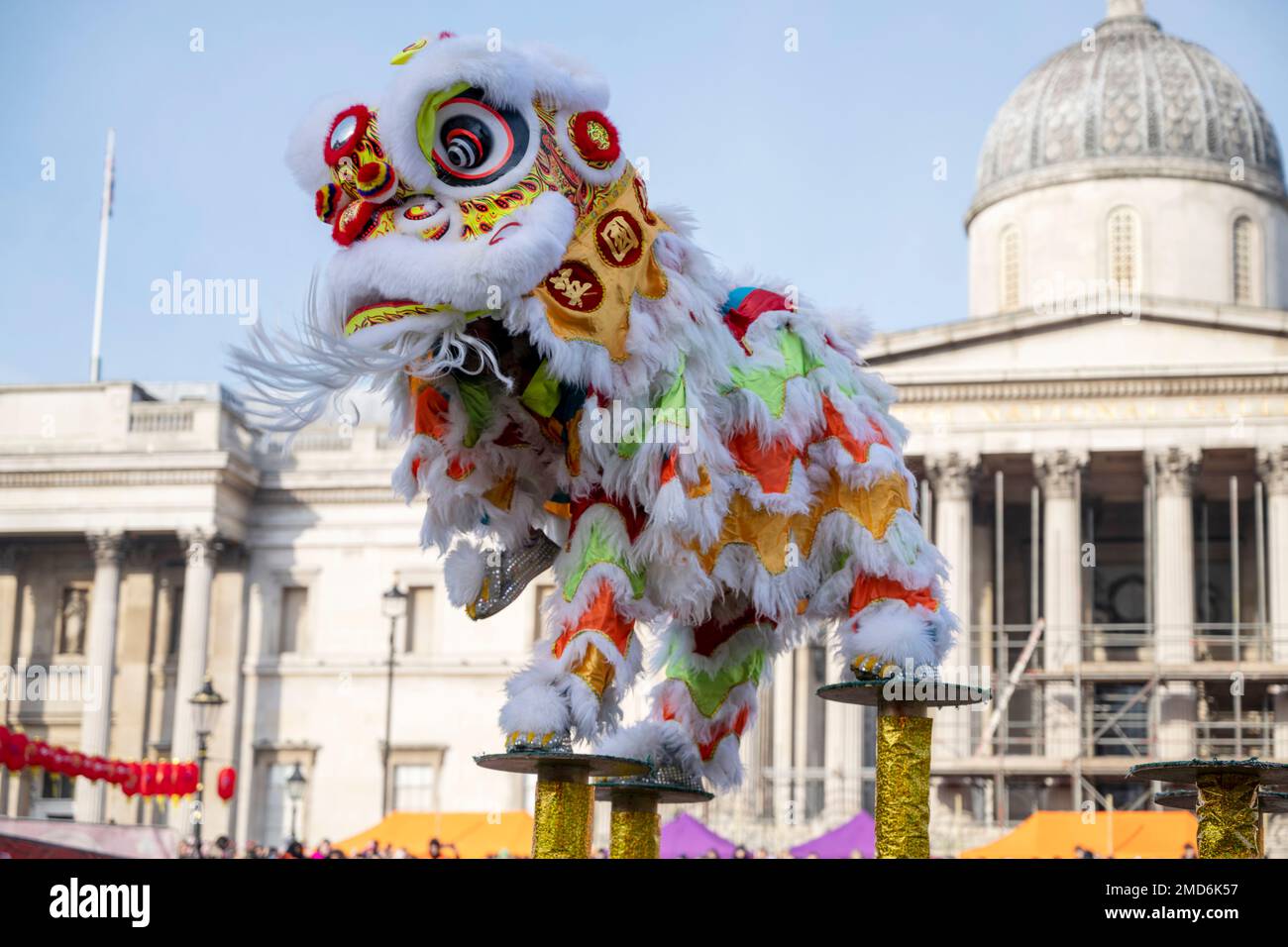 22 gennaio 2023. Londra, Regno Unito. I ballerini leoni partecipano a una performance che celebra il Festival del Lunar cinese primaverile e il Capodanno del coniglio in Trafalgar Square. Foto di Ray Tang Foto Stock