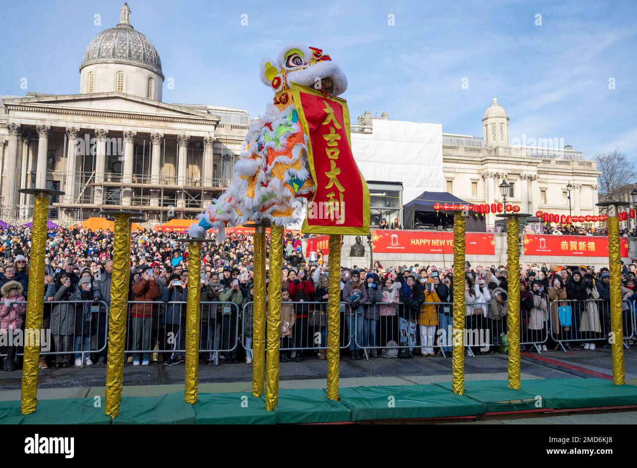 22 gennaio 2023. Londra, Regno Unito. I ballerini leoni partecipano a una performance che celebra il Festival del Lunar cinese primaverile e il Capodanno del coniglio in Trafalgar Square. Foto di Ray Tang Foto Stock