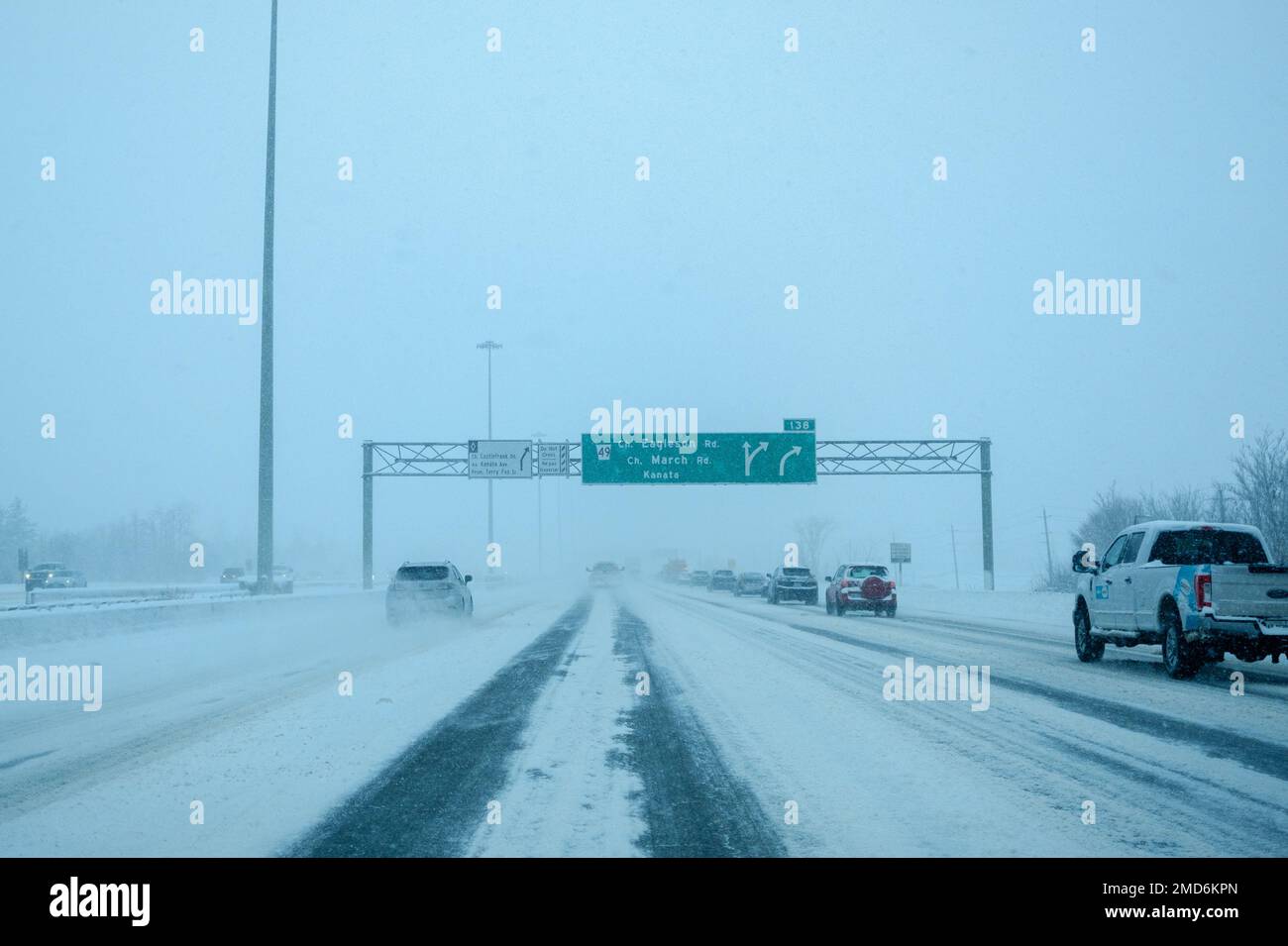 Ottawa, Ontario, Canada - 13 gennaio 2023: Durante una tempesta invernale, i veicoli percorrono l'autostrada 417 in direzione ovest verso Kanata. Foto Stock