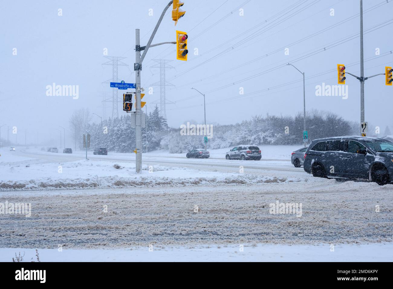 Ottawa, Ontario, Canada - 13 gennaio 2023: Auto Navigate Hunt Club Road vicino a Woodroofe Avenue durante una tempesta invernale con visibilità ridotta. Foto Stock