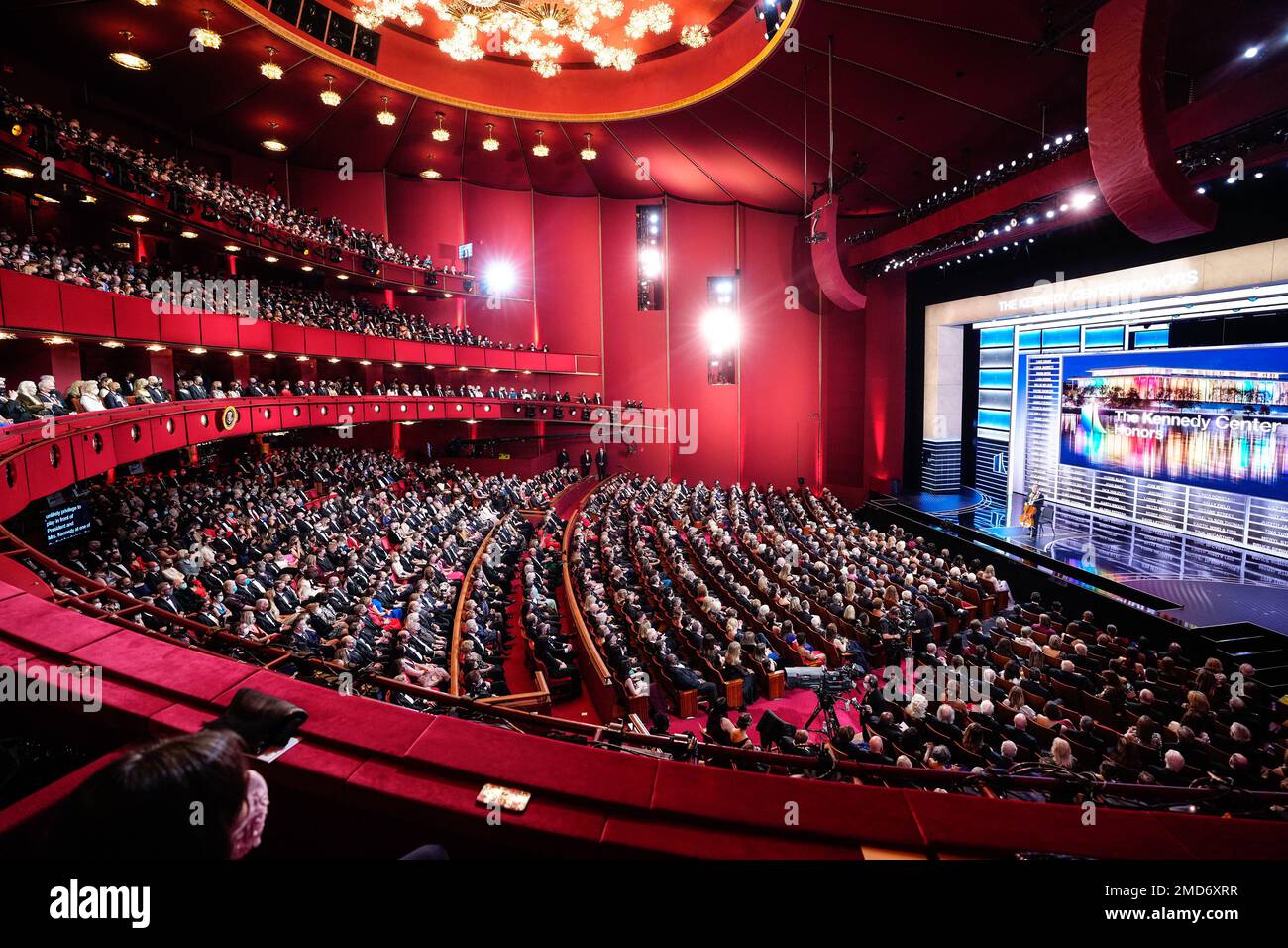 Reportage: Il Presidente Joe Biden e la First Lady Jill Biden partecipano ai Kennedy Center Honors che celebrano i 44th onorari, domenica 5 dicembre 2021, al John F. Kennedy Center for the Performing Arts di Washington, D.C. Foto Stock