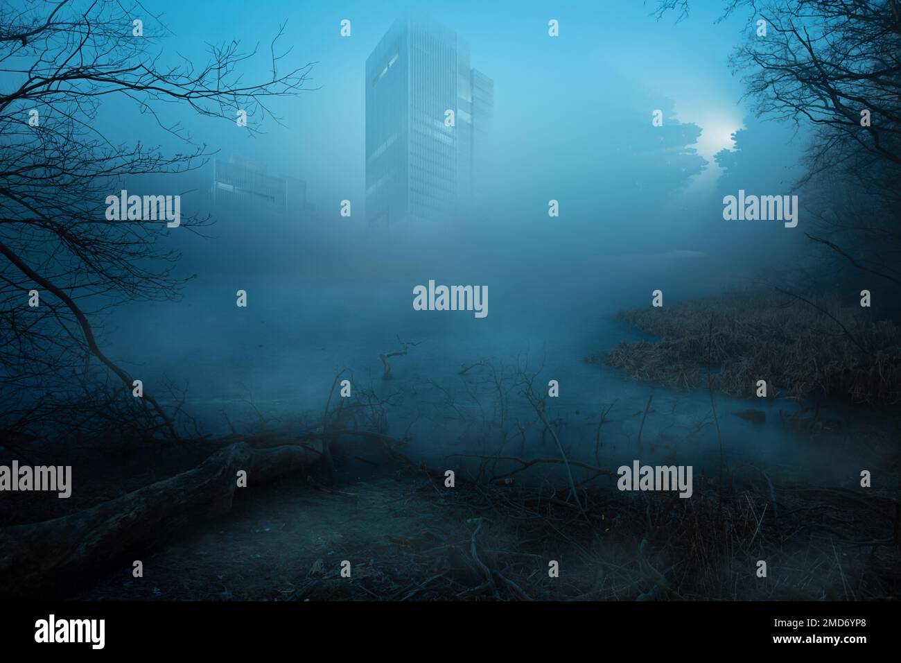 Posto perso. un grattacielo abbandonato si erge su un corpo d'acqua, nebbia blu in primo piano. Foto di alta qualità Foto Stock