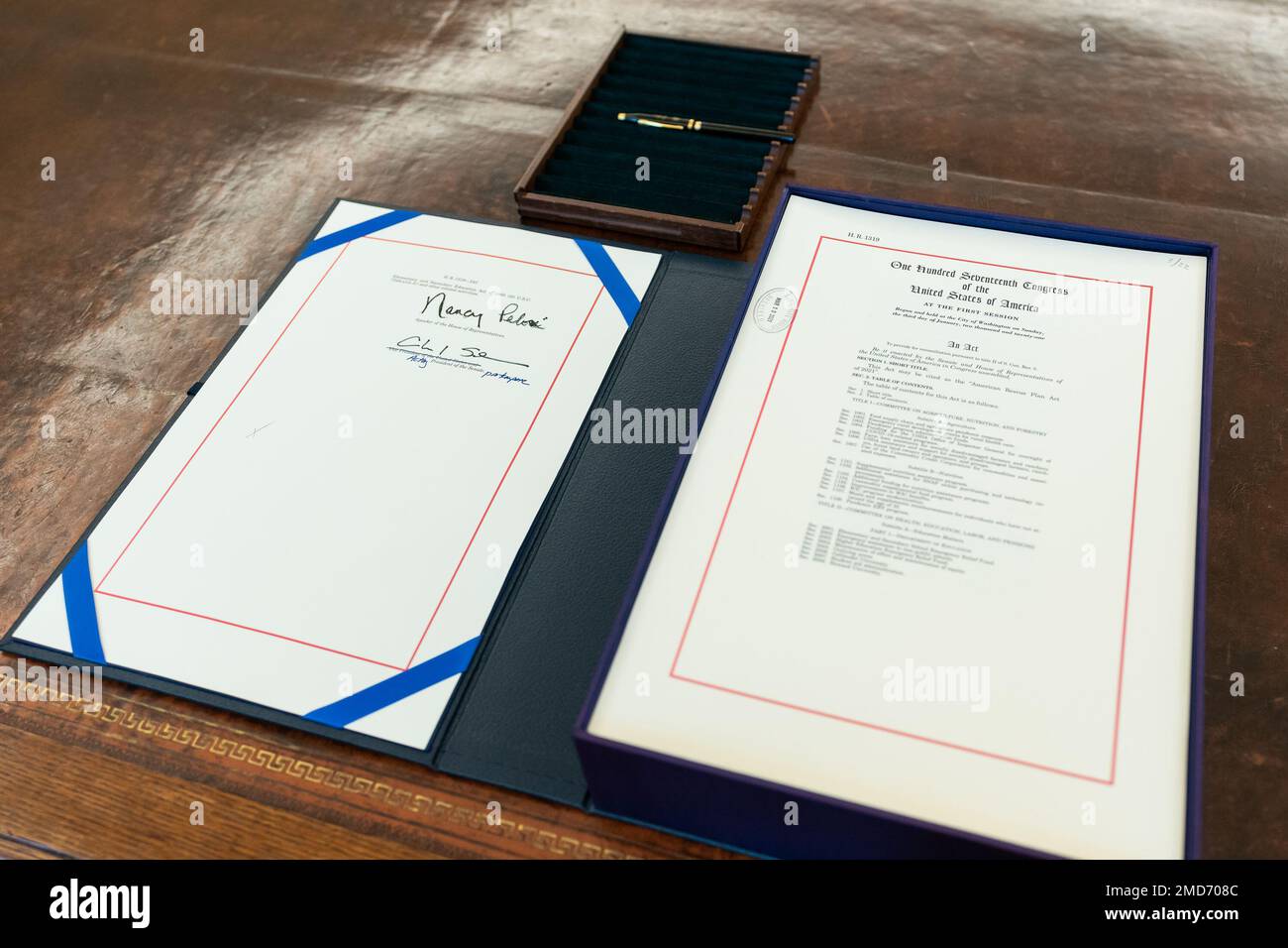 Reportage: L'American Rescue Plan si trova sul Resolute Desk dell'Ufficio ovale della Casa Bianca giovedì 11 marzo 2021, prima di essere firmato dal presidente Joe Biden. Foto Stock