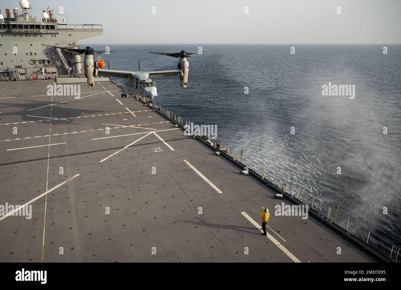 NEGLI STATI UNITI Corpo marino MV-22 Osprey assegnato a mezzo marino  Tiltrotor Squadron (VMM) 163 decollo da USS Hershel 'Woody' Williams (ESB  4) nel Golfo di Aden, 13 luglio 2022. Hershel 'Woody'
