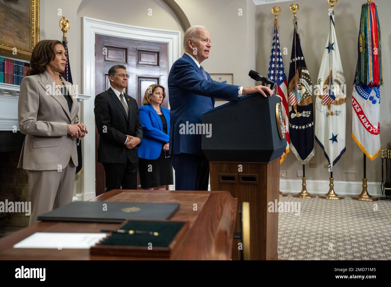 Reportage: Il Presidente Joe Biden, cui ha partecipato il Vice Presidente Kamala Harris, il Segretario della Salute e dei servizi umani Xavier Beccera e il Vice Avvocato Generale Lisa Monaco, si è espresso nella Sala Roosevelt della Casa Bianca venerdì 8 luglio 2022 Foto Stock