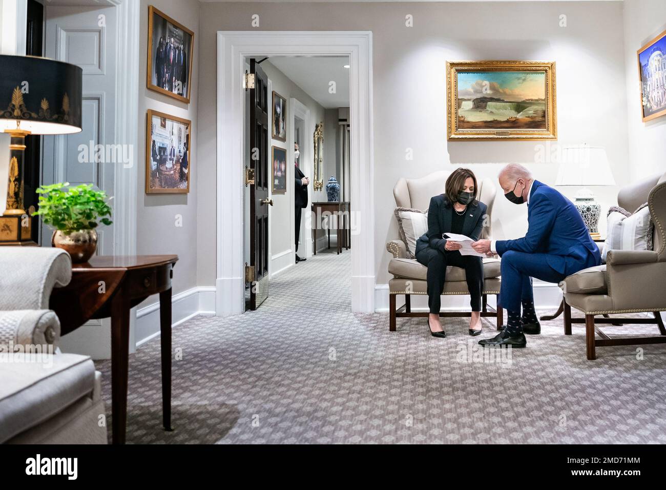 Reportage: Il presidente Joe Biden e il vicepresidente Kamala Harris discutono le note di una riunione sulla risposta del COVID-19 il 29 marzo 2021, nell'Outer Oval dell'ala occidentale della Casa Bianca Foto Stock