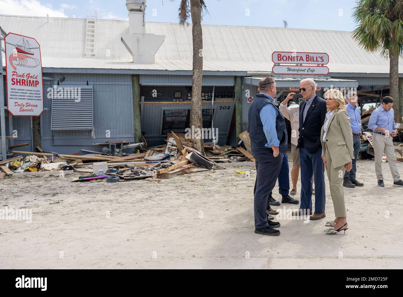 Reportage: Il Presidente Joe Biden e la First Lady Jill Biden ricevono un briefing sugli sforzi di risposta e recupero in seguito all’uragano Ian, mercoledì 5 ottobre 2022, al Fisherman’s Wharf di Fort Myers, Florida Foto Stock