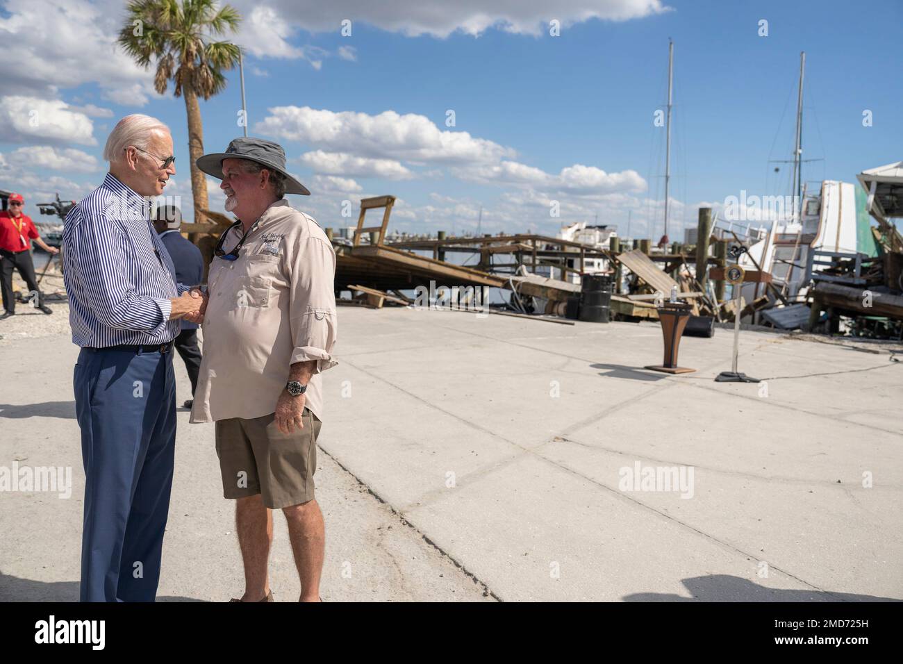 Reportage: Il presidente Joe Biden parla con Ray Murphy, sindaco di Fort Myers Beach, dopo aver espresso le proprie osservazioni sulla risposta all'uragano Ian e gli sforzi di recupero, mercoledì 5 ottobre 2022, al Fisherman's Wharf di Fort Myers, Florida Foto Stock